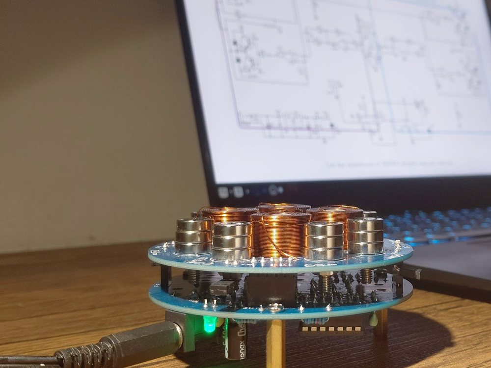 Lévitateur magnétique sur le bureau, schéma à l'écran